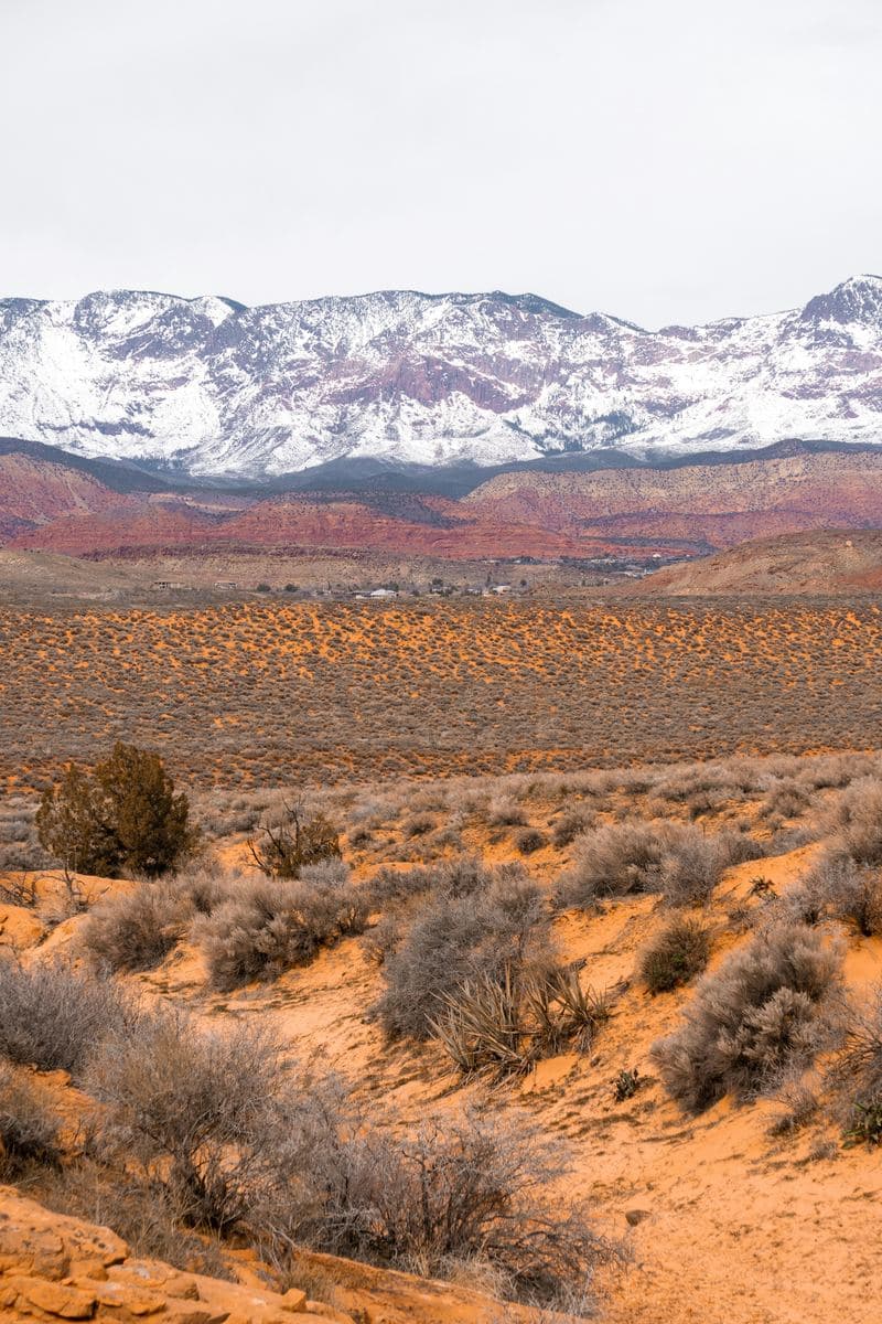 Desert mountains behind Las Vegas representing Summerlin and Red Rock Canyon